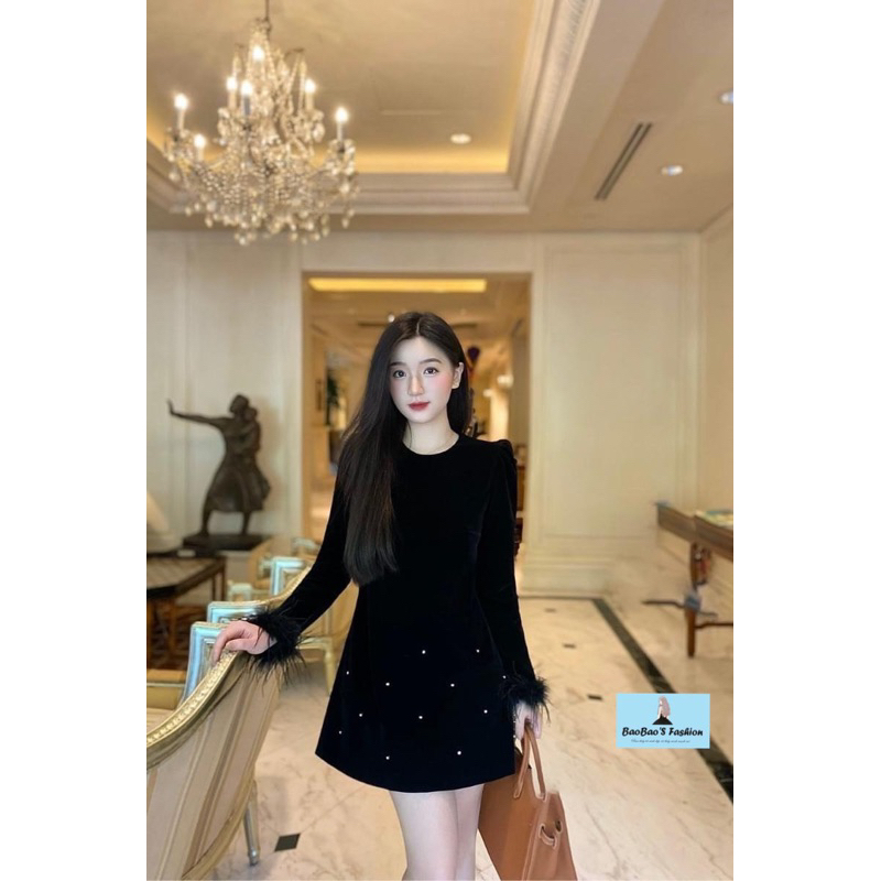 Đầm nhung đen đính đá tay lông thu hút