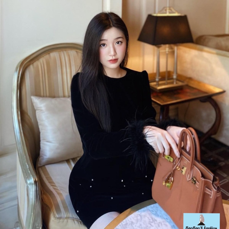 Đầm nhung đen đính đá tay lông thu hút