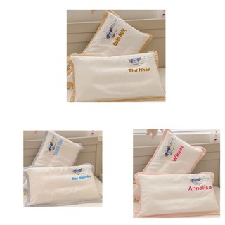 Gối muslin viền caro thêu tên cho bé đi học.