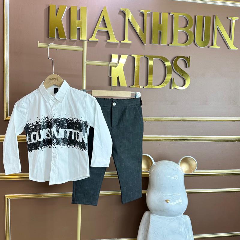 Áo sơ mi dài tay chữ in L.V KhanhBun chất thô nến loai 1 co giãn mặc di học, đi chơi cho bé trai size từ 10-40 kí