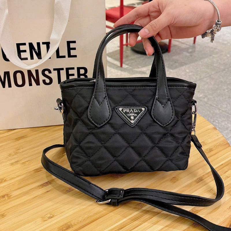 Túi nữ đeo chéo vải dù mác Pra 2 quai xách cầm tay 2 màu đen hồng