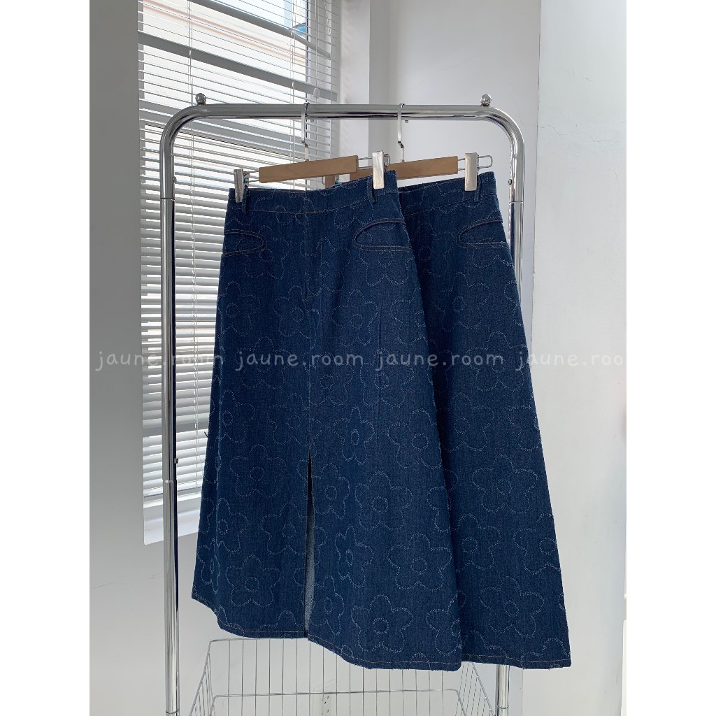 Chân váy jean dài dáng chữ A suông JAUNE họa tiết hoa- MILEY LONG SKIRT