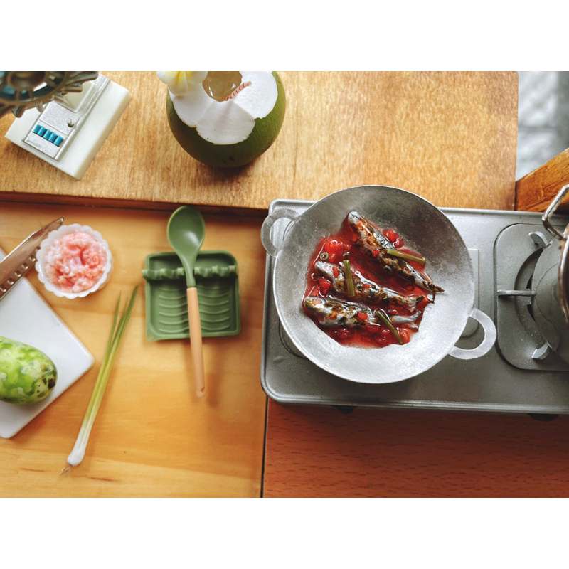 Mô hình chảo cá nục sốt cà thu nhỏ bằng đất sét