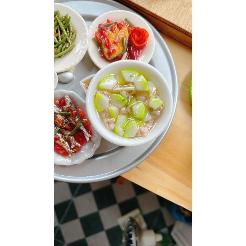 Mô hình chảo cá nục sốt cà thu nhỏ bằng đất sét