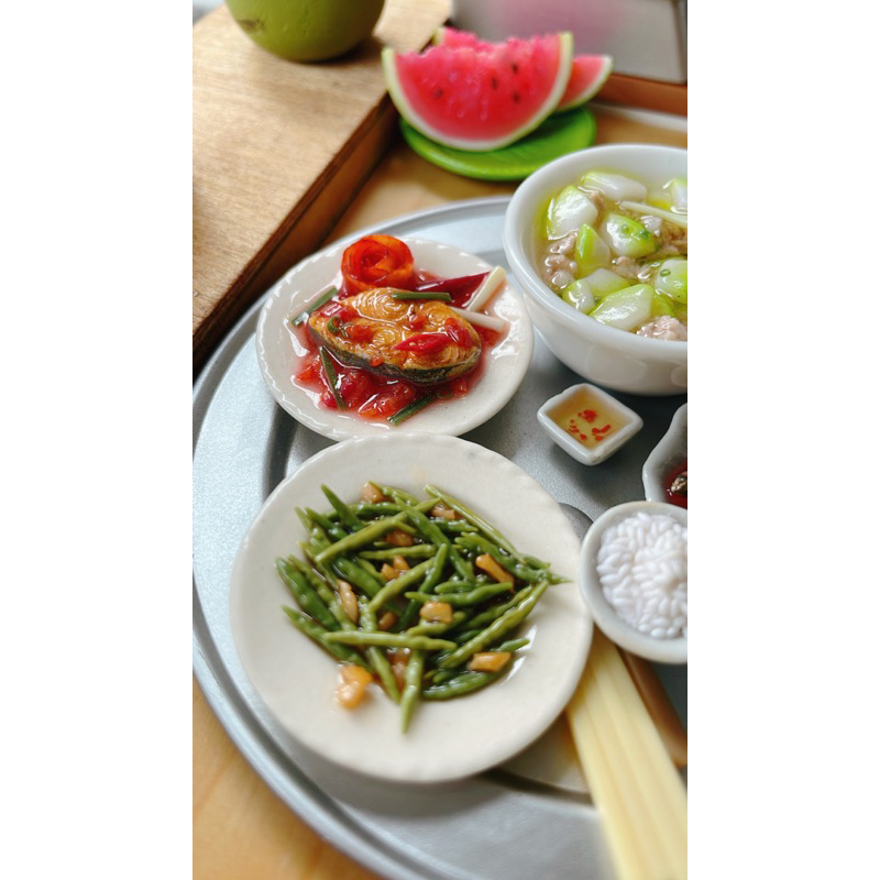 Mô hình chảo cá nục sốt cà thu nhỏ bằng đất sét