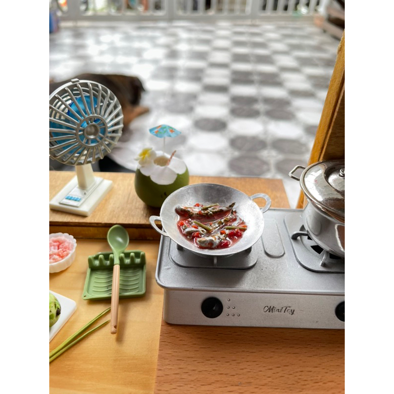 Mô hình chảo cá nục sốt cà thu nhỏ bằng đất sét