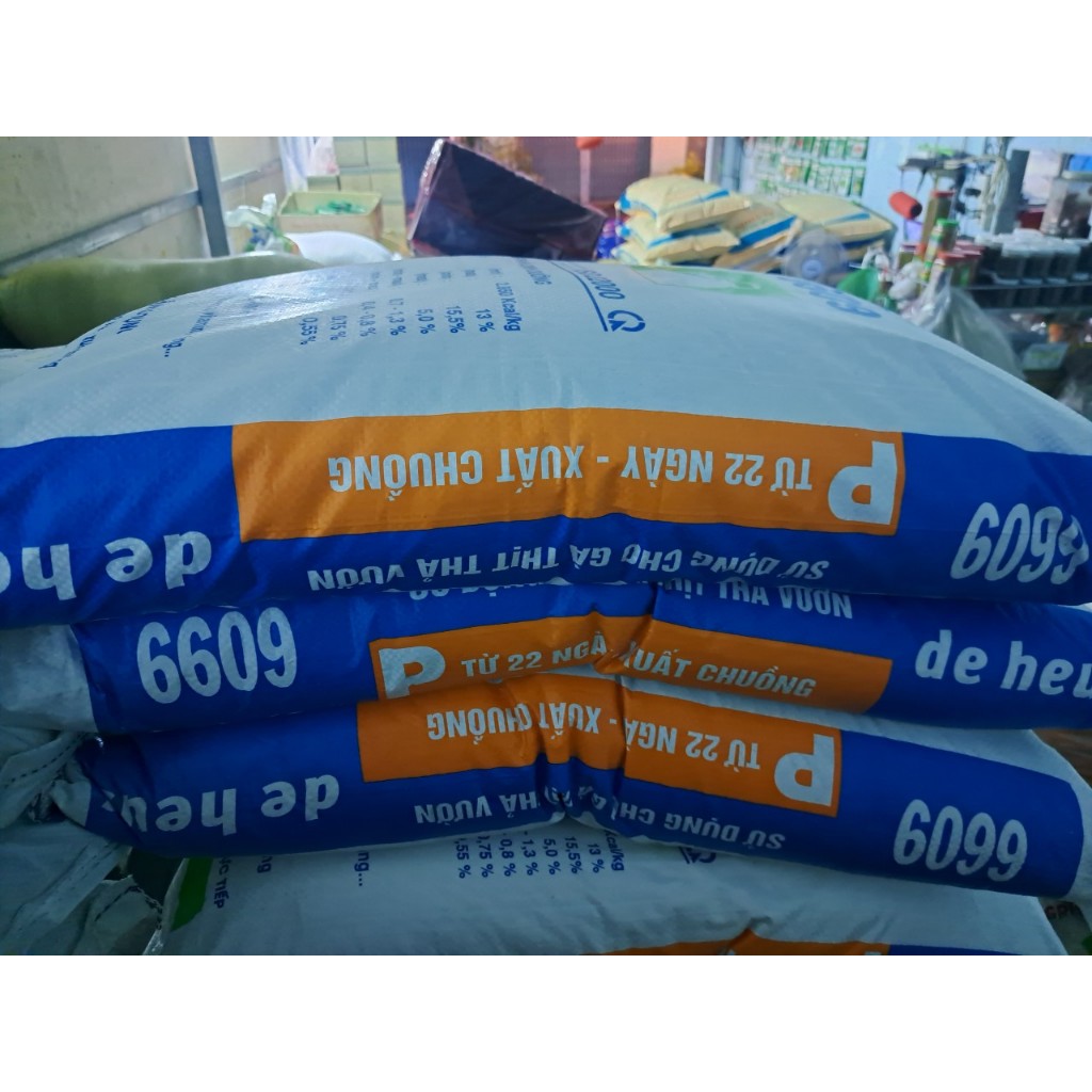 Cám gà lớn De heus 6609P  với 16 độ đạm gà ăn nhanh lớn, thịt chắc khỏe, không tích mỡ trong cơ đóng túi 1kg