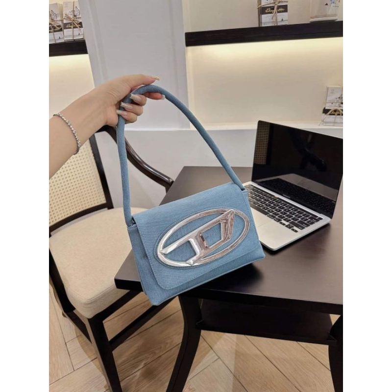 Túi kẹp nách đeo chéo chữ D xanh jean xịn sò 23cm