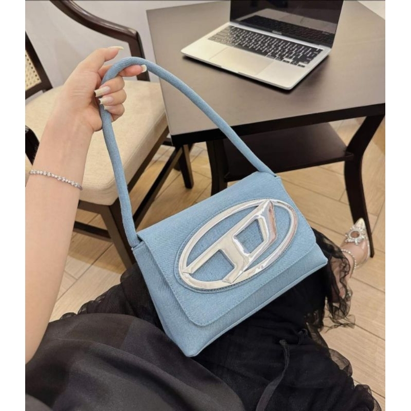 Túi kẹp nách đeo chéo chữ D xanh jean xịn sò 23cm