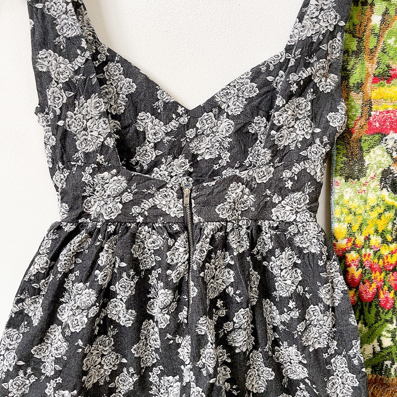 Đầm dây hoa denim