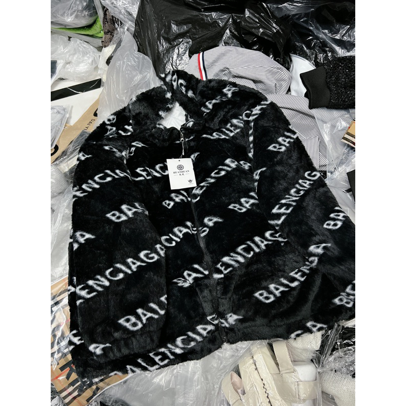 Áo Khoác Lông Balenciaga ,Áo Khoác Lông Thỏ Chữ Balenciaga 2 Lớp Siêu Ấm Mùa Đông Cho Nữ