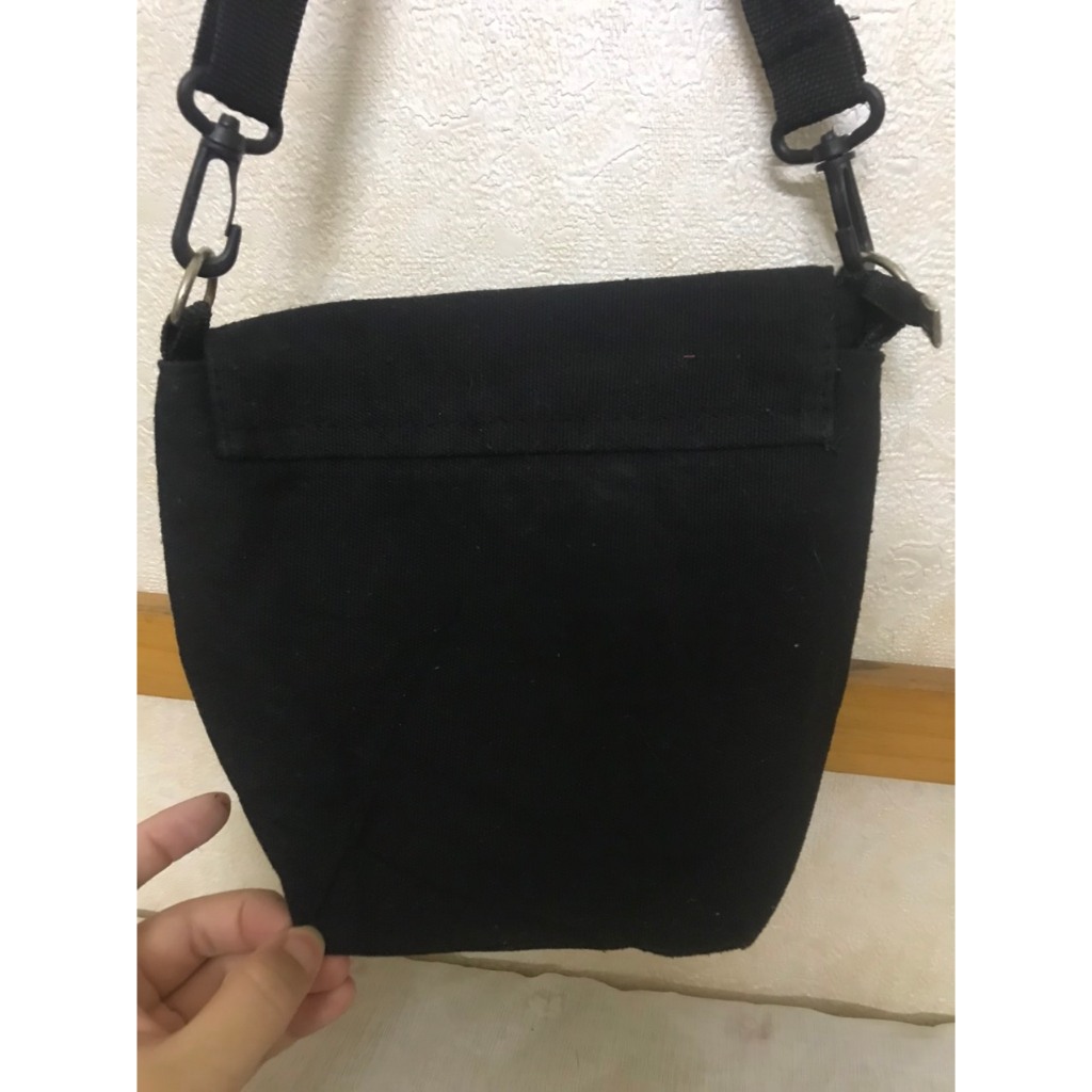 Túi đeo chéo đen kiểu đơn giản