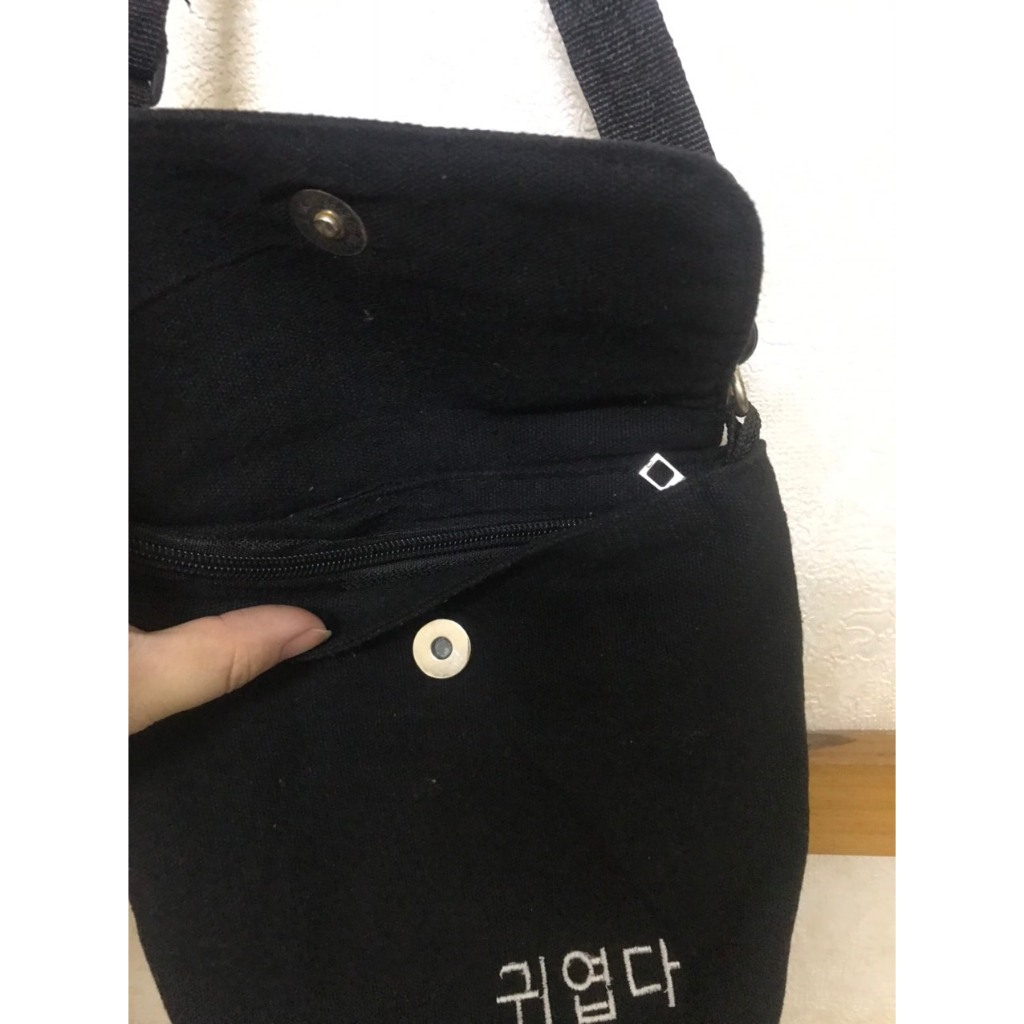 Túi đeo chéo đen kiểu đơn giản