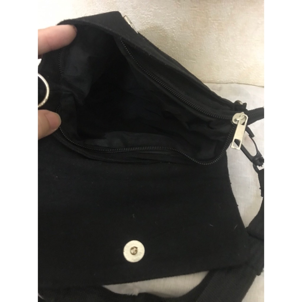 Túi đeo chéo đen kiểu đơn giản