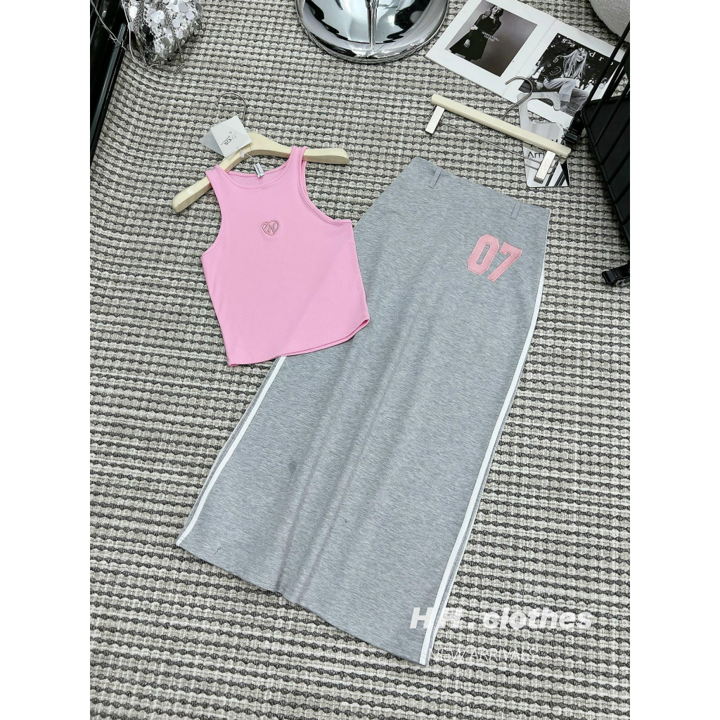 Sét áo hồng sát nách croptop + chân váy xám 07 dáng dài xẻ sau
