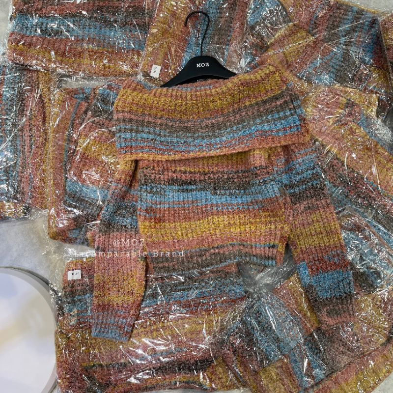 Áo len trễ vai loang màu