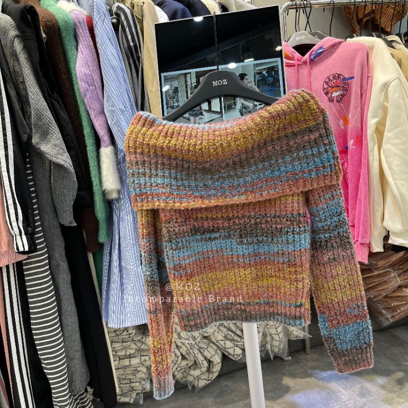 Áo len trễ vai loang màu