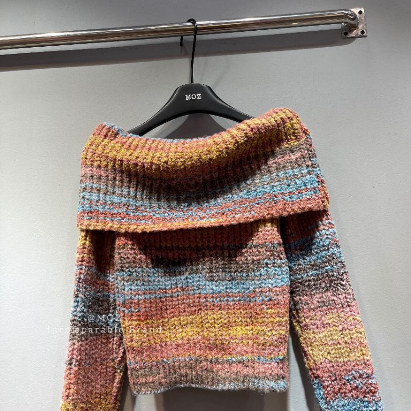 Áo len trễ vai loang màu