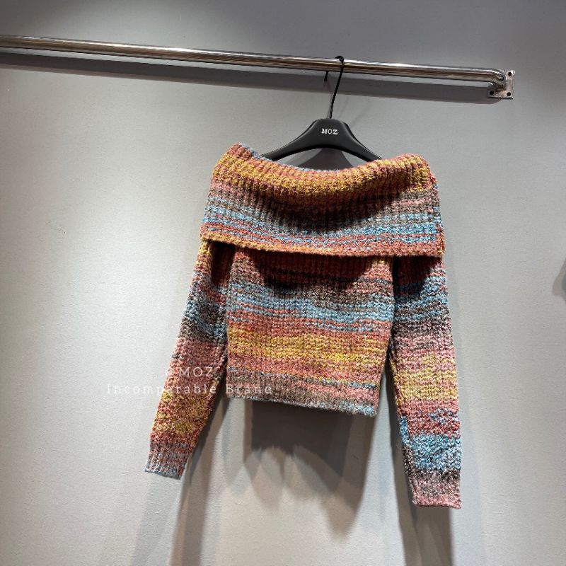 Áo len trễ vai loang màu