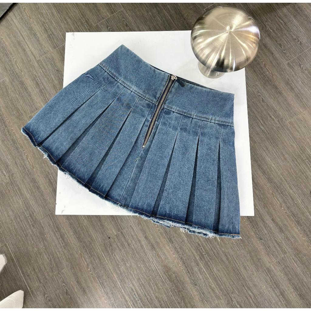 Chân váy jean xếp ly lưng kiểu GLORIOUS Milan Mini Skirt có lót quần dáng xòe nhẹ