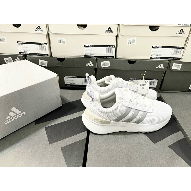 Giày Adidas H00647 full box, có mail mua hàng. Hàng có sẵn, bay size nhanh nên các ace chốt nhanh ạ