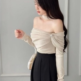 Áo trễ vai tay dài đính khuy ngọc ATV231101