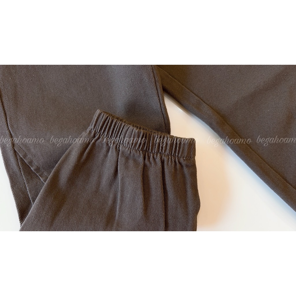 Bộ áo cotton kẻ xanh kèm quần kaki