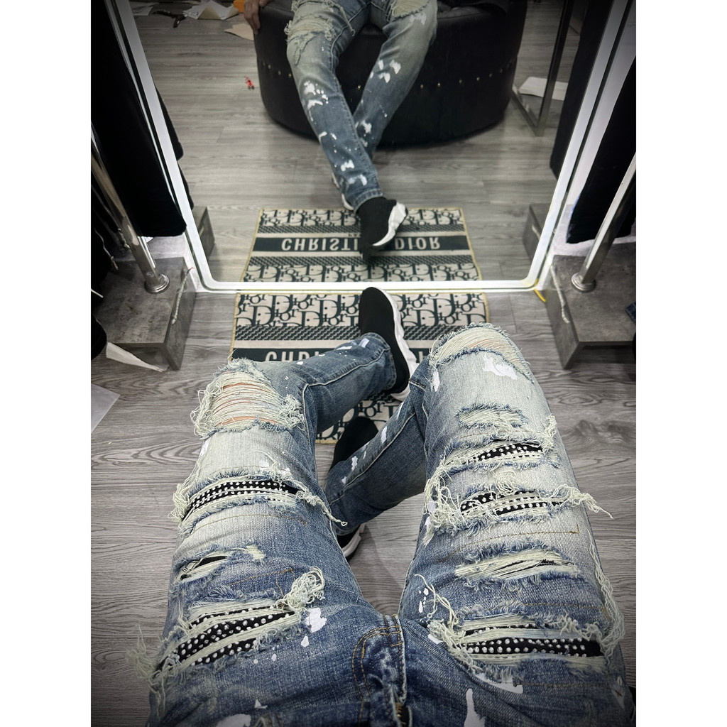 Quần jean bò nam Amiri slimfit, Quần jean bò xanh rách tua đùi gối vá vải đính đá bạc phối vảy sơn phong cách boy MS 09