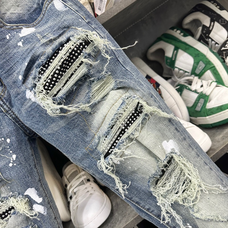 Quần jean bò nam Amiri slimfit, Quần jean bò xanh rách tua đùi gối vá vải đính đá bạc phối vảy sơn phong cách boy MS 09
