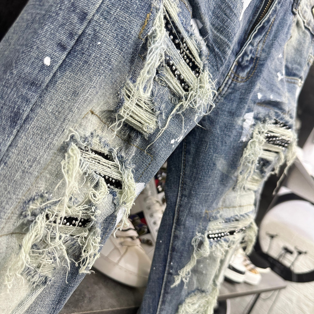 Quần jean bò nam Amiri slimfit, Quần jean bò xanh rách tua đùi gối vá vải đính đá bạc phối vảy sơn phong cách boy MS 09