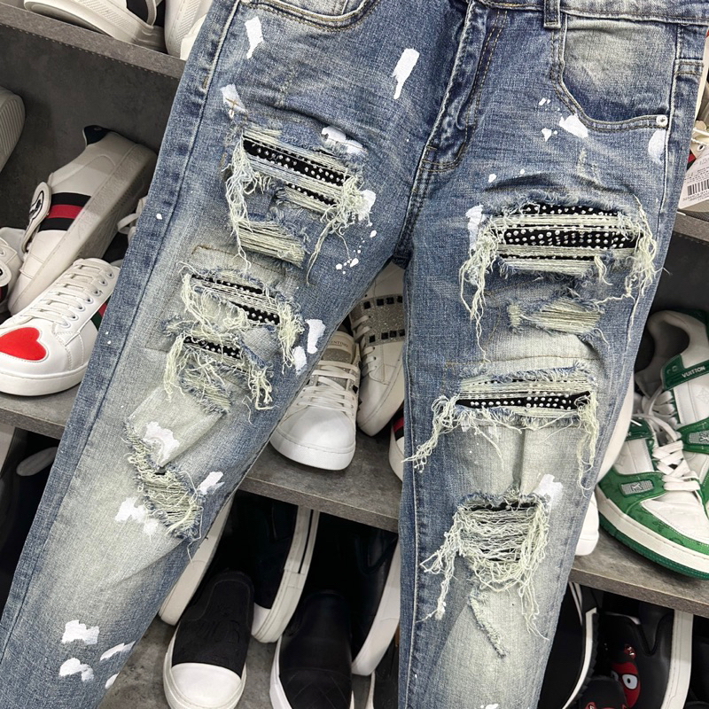 Quần jean bò nam Amiri slimfit, Quần jean bò xanh rách tua đùi gối vá vải đính đá bạc phối vảy sơn phong cách boy MS 09