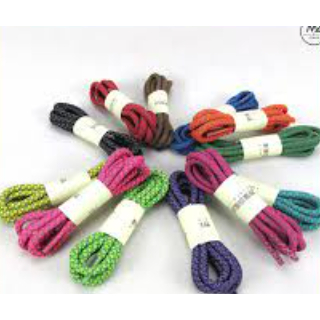 Dây giày dẹp nhiều màu sắc với chất liệu dày dặn