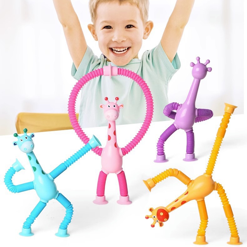 Hươu cao cổ phát sáng kéo dài tay chân dính tường.