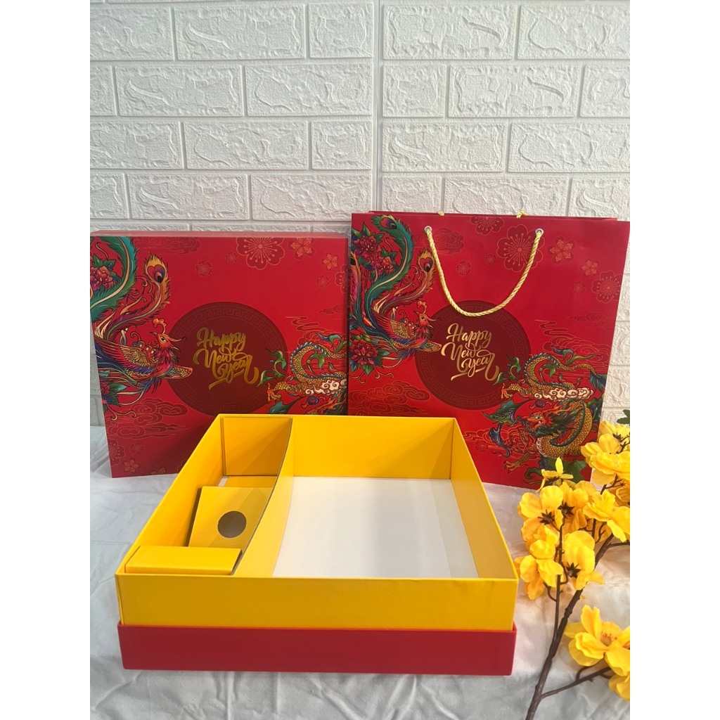 HỘP QUÀ TẾT CHẤT LIỆU GIẤY BÌA CỨNG CAO CẤP SIZE HỘP 36X36X10CM CÓ KÈM TÚI XÁCH CÙNG MẪU