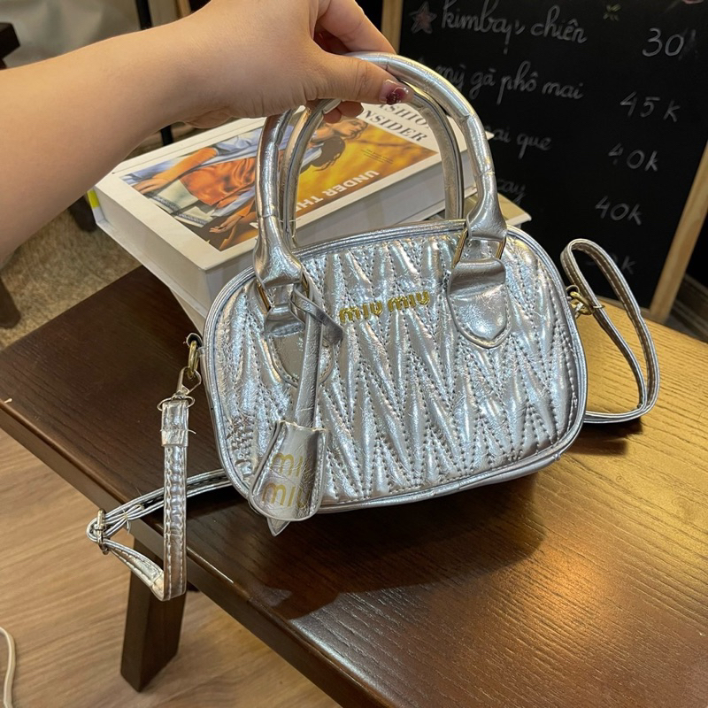 Túi đeo chéo MiuMiu 2 quai xách Mã 2 thêu chỉ nhọn logo tag vàng