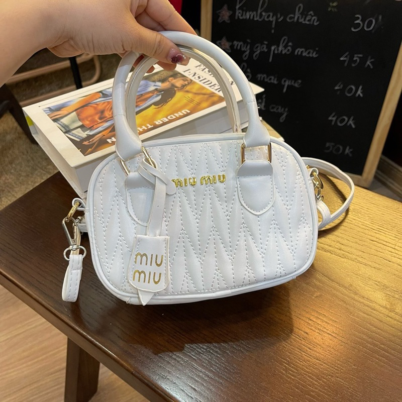 Túi đeo chéo MiuMiu 2 quai xách Mã 2 thêu chỉ nhọn logo tag vàng