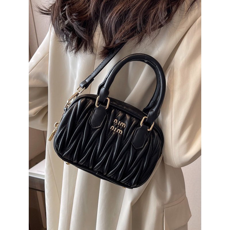 Túi đeo chéo MiuMiu 2 quai xách Mã 2 thêu chỉ nhọn logo tag vàng