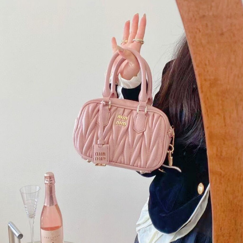 Túi đeo chéo MiuMiu 2 quai xách Mã 2 thêu chỉ nhọn logo tag vàng