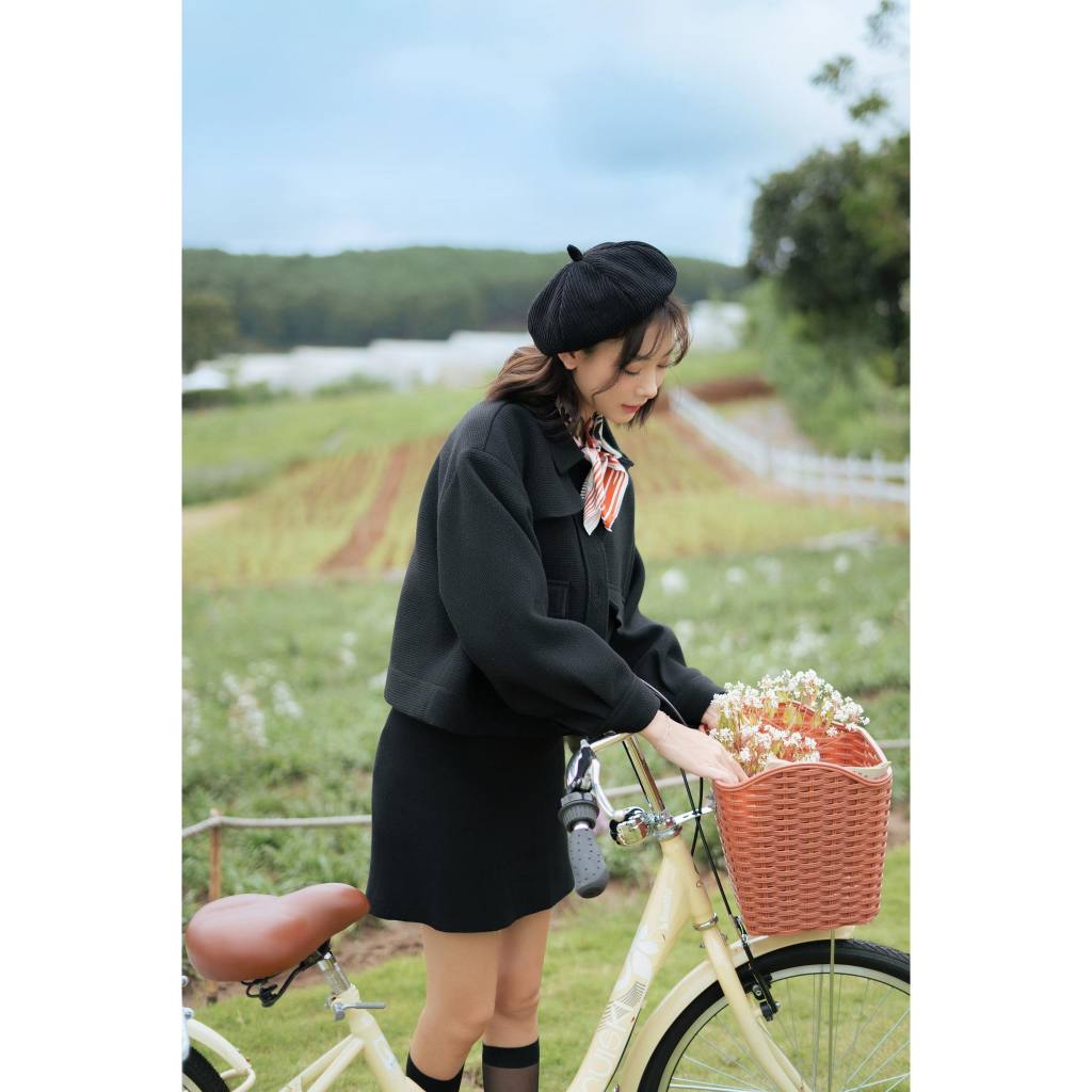 Áo khoác dài tay dáng cropped túi đáp đen MADELEN