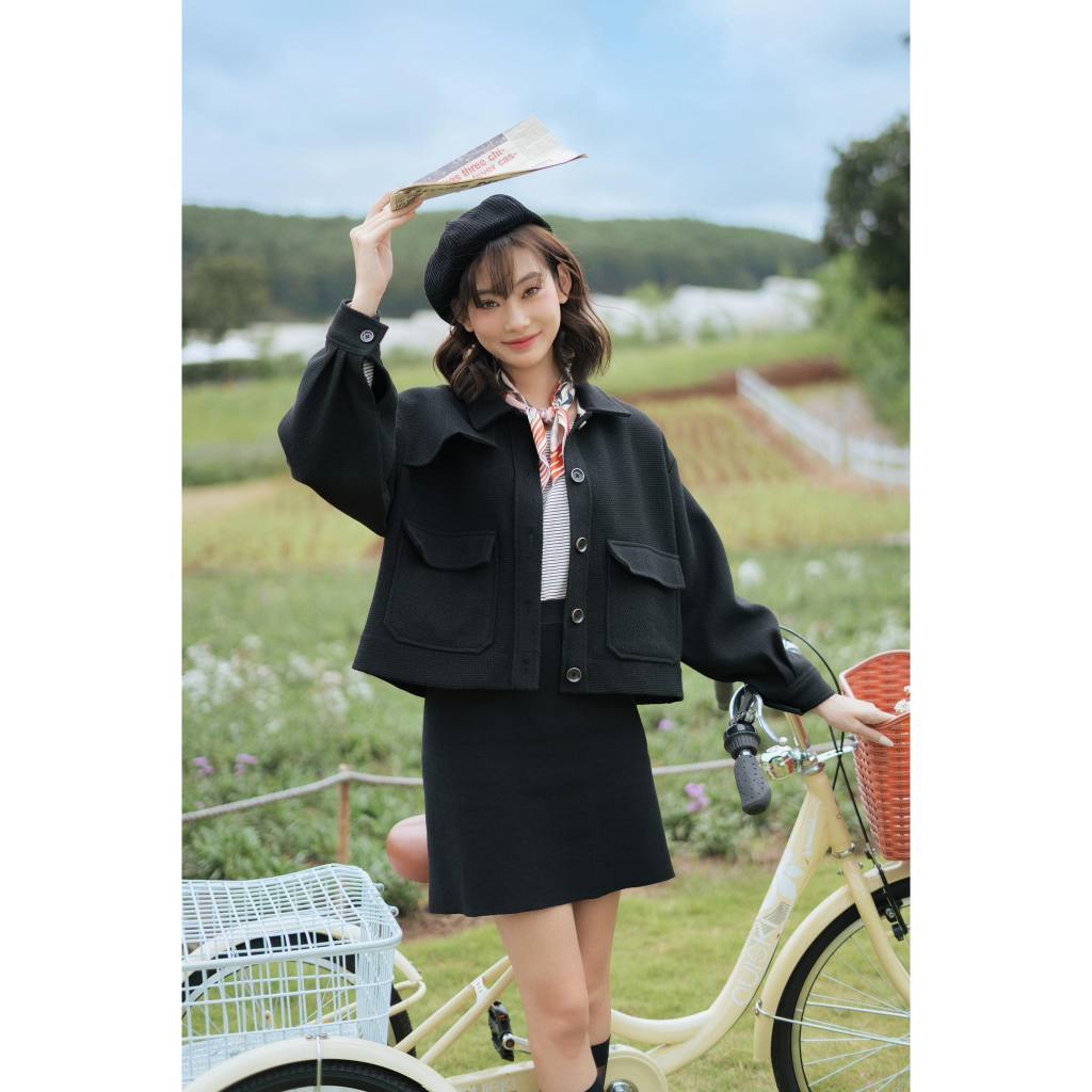Áo khoác dài tay dáng cropped túi đáp đen MADELEN