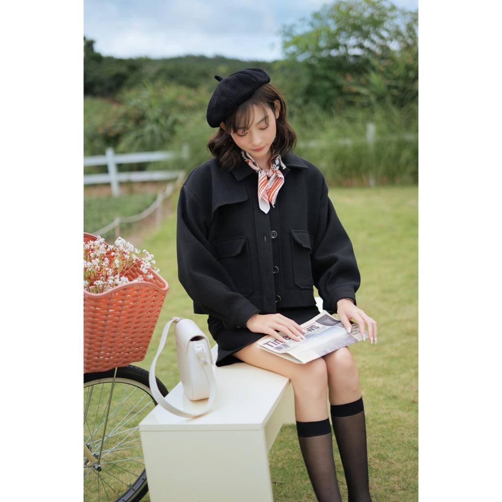 Áo khoác dài tay dáng cropped túi đáp đen MADELEN