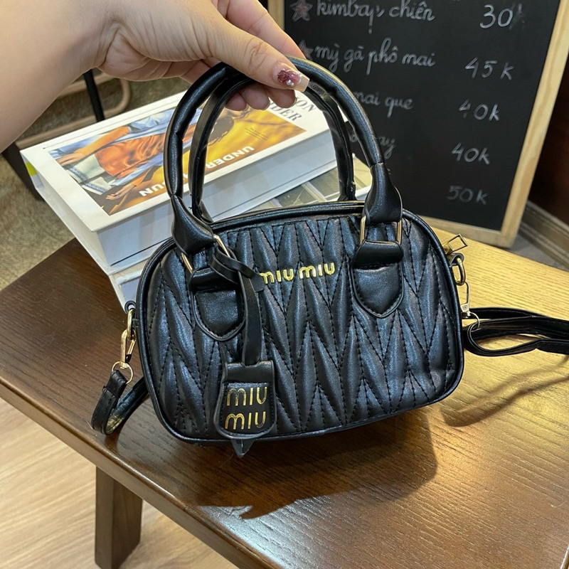 Túi đeo chéo MiuMiu 2 quai xách Mã 2 thêu chỉ nhọn logo tag vàng