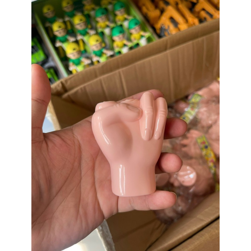 Bàn tay đồ chơi hot trend