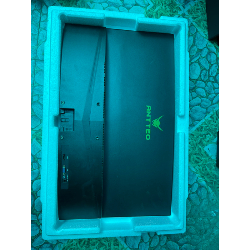 Màn hình cong 27 inch titan