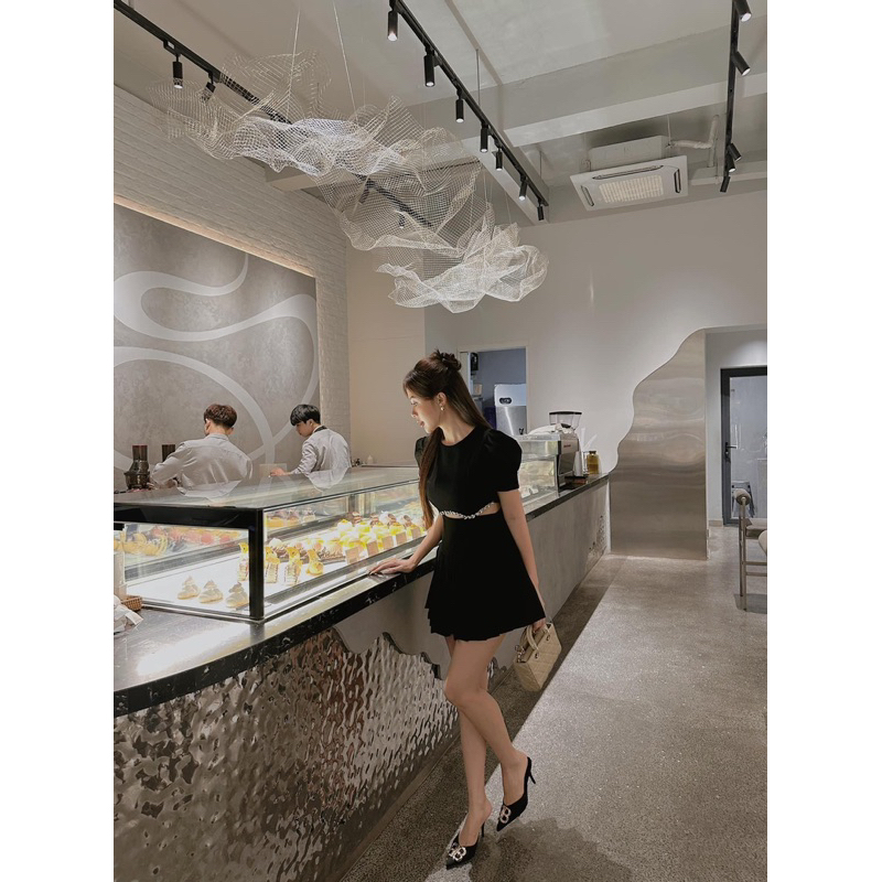 Đầm xoè tay phồng viền đá eo