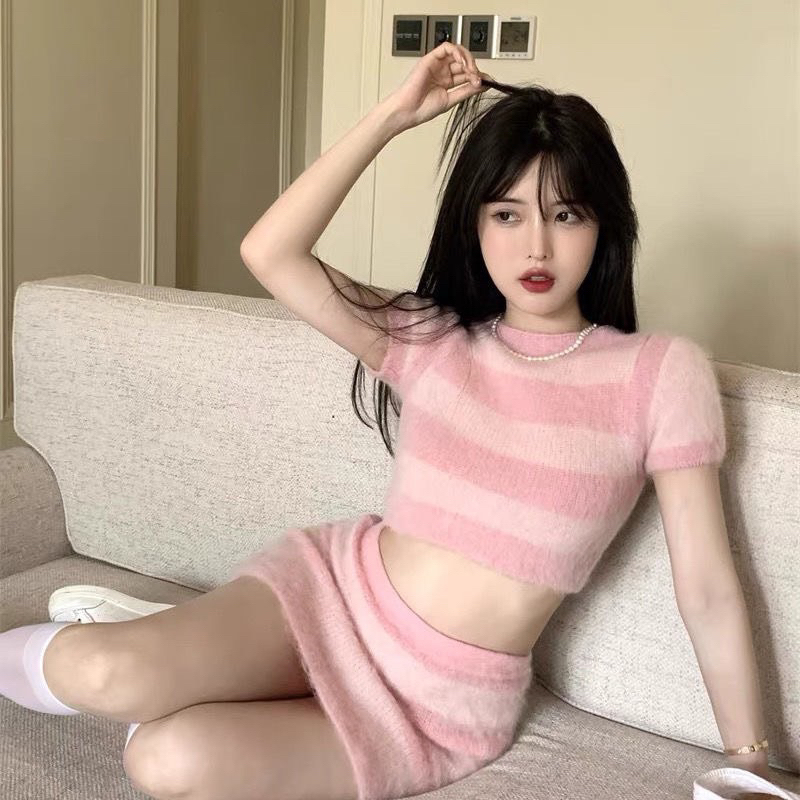 Set len lông thỏ áo croptop ôm eo kèm chân váy ngắn hoạ tiết kẻ sọc ngang màu hồng hàng qccc