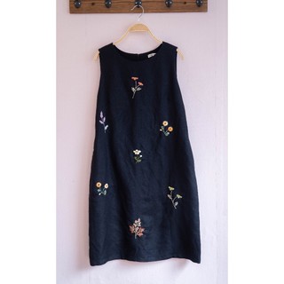 Đầm sát nách Linen Tưng thêu hoa rơi- Nhà Của Moon
