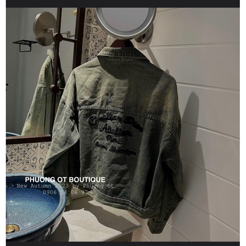 Áo khoác jeans nữ thêu chữ sau