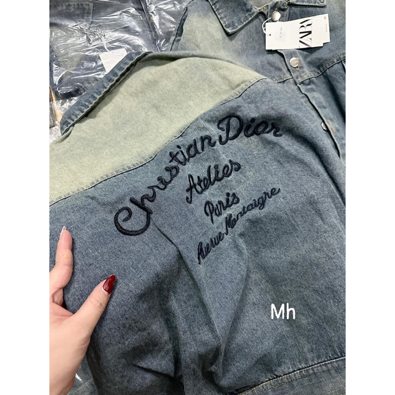 Áo khoác jeans nữ thêu chữ sau