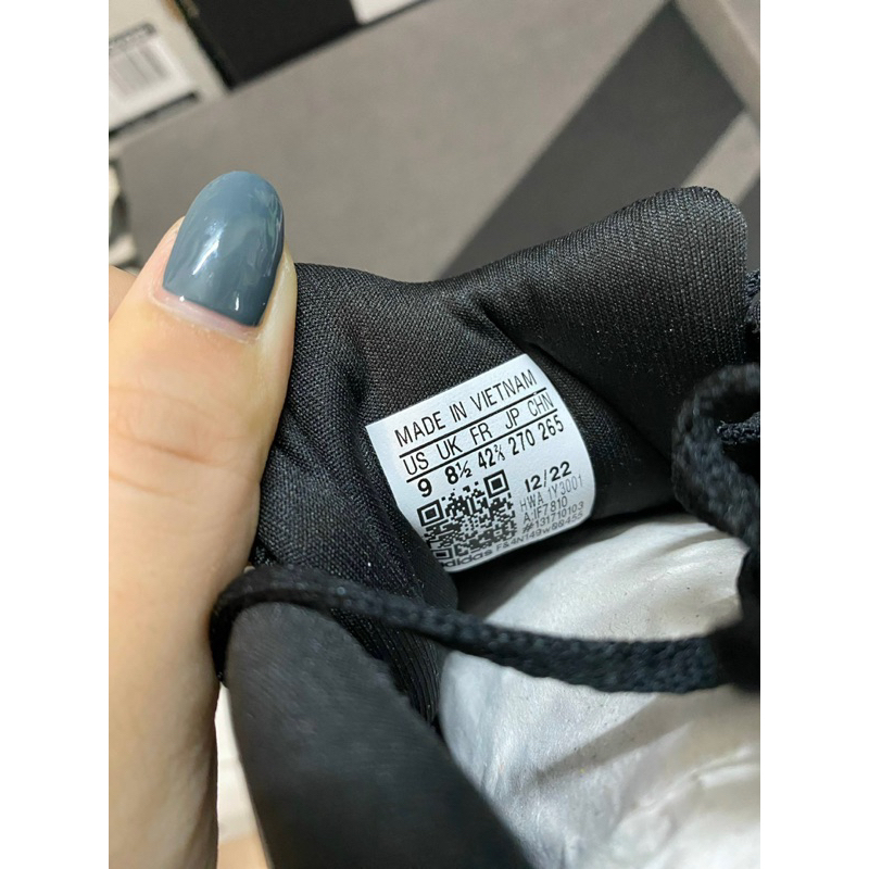 Giày Adidas IIf7810 full box, có mail mua hàng. Hàng có sẵn, bay size nhanh nên các ace chốt nhanh ạ
